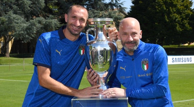 : Giorgio Chiellini of Italy and Chief Delegation of Italy Team Gianluca Vialli pose for the official photo with their EURO2020 Cup winnings at Centro Tecnico Federale di Coverciano on September 03, 2021 in Florence, Italy. (Getty)