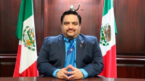 José Ángel Yuen Reyes presumió su corbata de Cruz Azul.