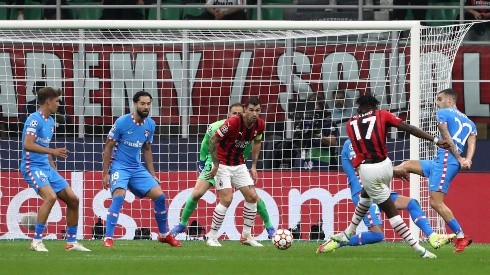 Rafael Leão chuta a bola que seria o gol do Milan na partida pela Champions League (Getty Images)