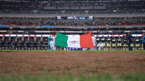 América y Pumas chocan en el Estadio Azteca.