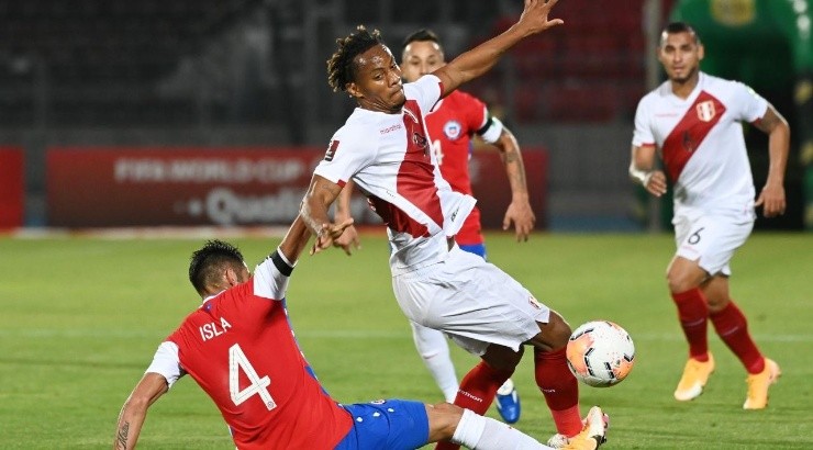 André Carrillo of Peru fights for the ball with Mauricio Isla of Chile (Getty)