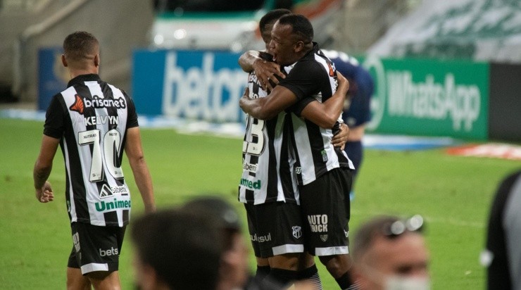 Jogadores do Ceará comemoram gol (Foto: Kely Pereira/AGIF)