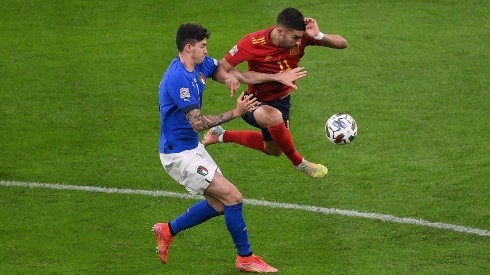 Alessandro Bastoni y Ferrán Torres disputándose la pelota.