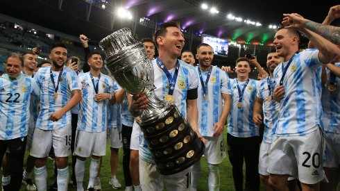 Lionel Messi con el trofeo de la Copa América 2021 en sus brazos (Foto: Getty Images)