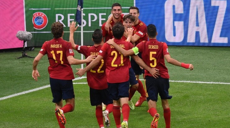 Jogadores espanhóis comemoram um dos gols da partida (Foto: Getty Images)