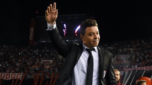 Marcelo Gallardo saludando a los hinchas de River en el Estadio Monumental (Foto: Getty Images)