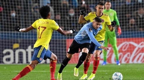 Acción de juego entre Colombia y Uruguay.