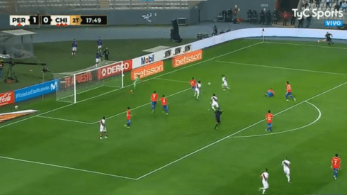 Esta vez no perdonó: Sergio Peña peleó el balón dentro del área y pone el 2-0 ante Chile