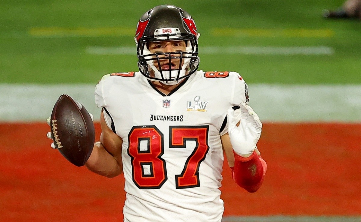 Buccaneers unveil first photos of Rob Gronkowski in team uniform