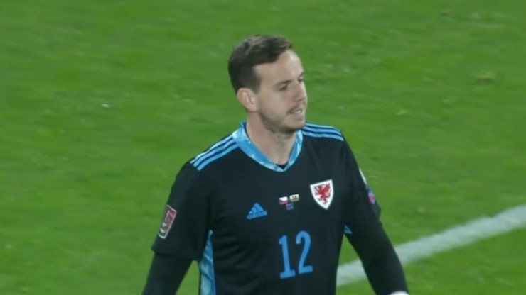 Danny Ward se mandó un terrible error y complicó a Gales.