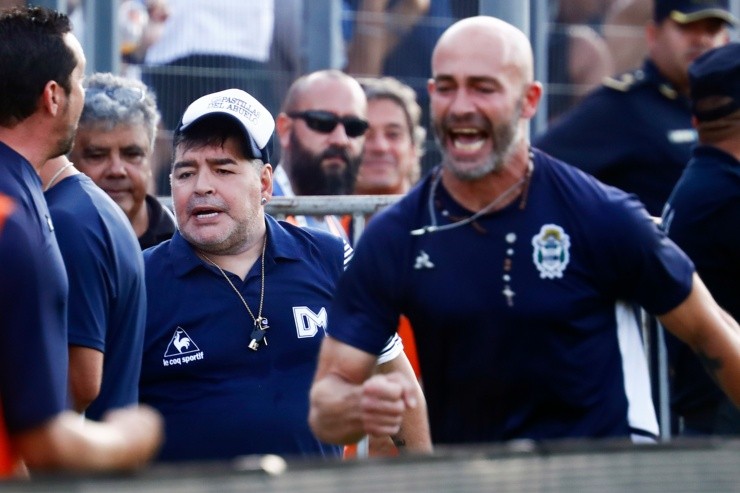 Sebastián Méndez como auxliar de Diego Maradona en Gimnasia y Esgrima (foto: Getty Images).