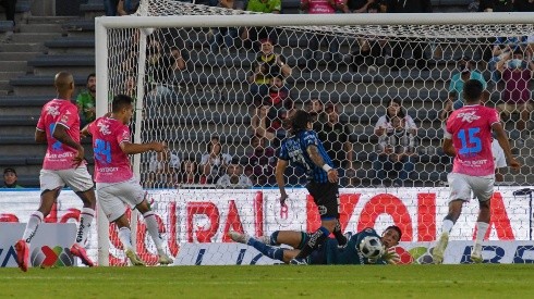 Hugo González en la jugada del segundo penalti tirado por Bryan Olivera.