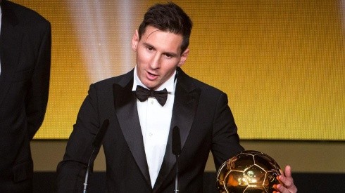 Messi con uno de sus tantos Balones de Oro.