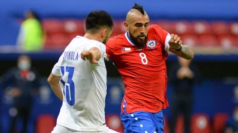 Acción de juego entre Chile y Paraguay.