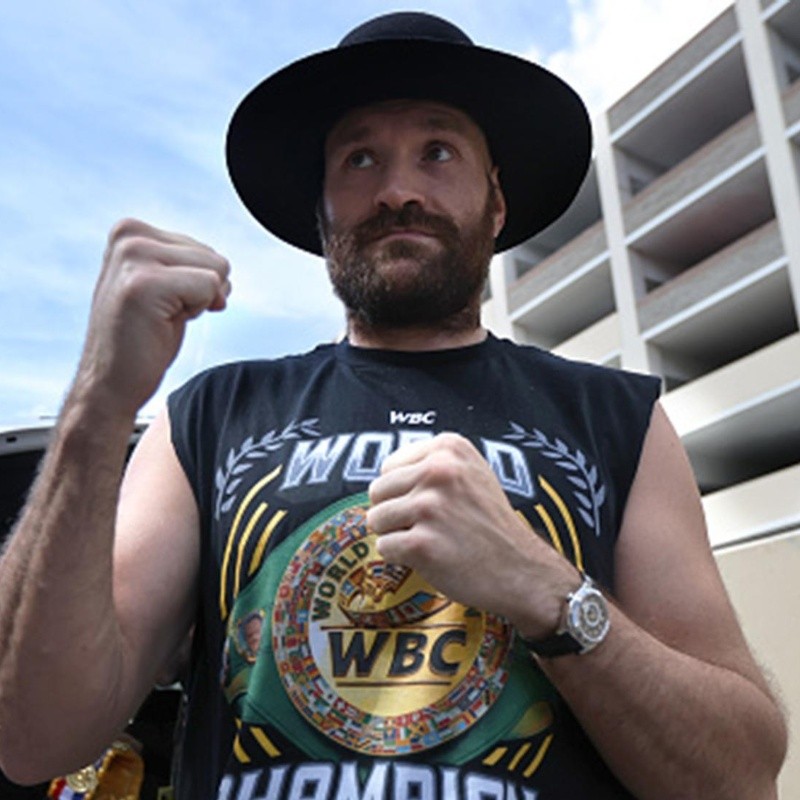 Tyson Fury canta en su camerino antes de enfrentar a Deontay Wilder