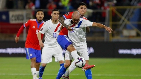 Tabla: Chile no puede con Paraguay y se enreda en la parte baja.