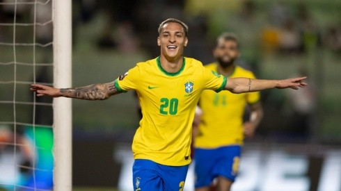 Antony, um dos destaques nos dois últimos jogos, desembarcou junto com o elenco da Seleção Brasileira em Manaus