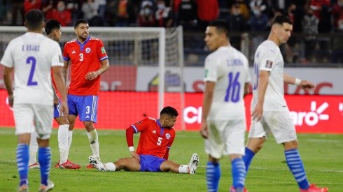Paulo Díaz sufrió una lesión al minuto 42' ante Paraguay y es duda en La Roja.