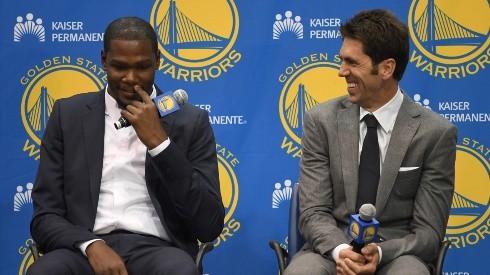Kevin Durant in his presentation as the Golden State Warriors' new signing alongside GM Bob Myers in 2016.