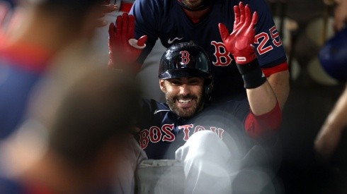 J.D. Martínez celebra jonrón en Boston Red Sox
