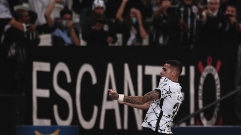 Gabriel Pereira comemora gol pelo Corinthians diante da Fiel. (Foto: Ettore Chiereguini/AGIF)