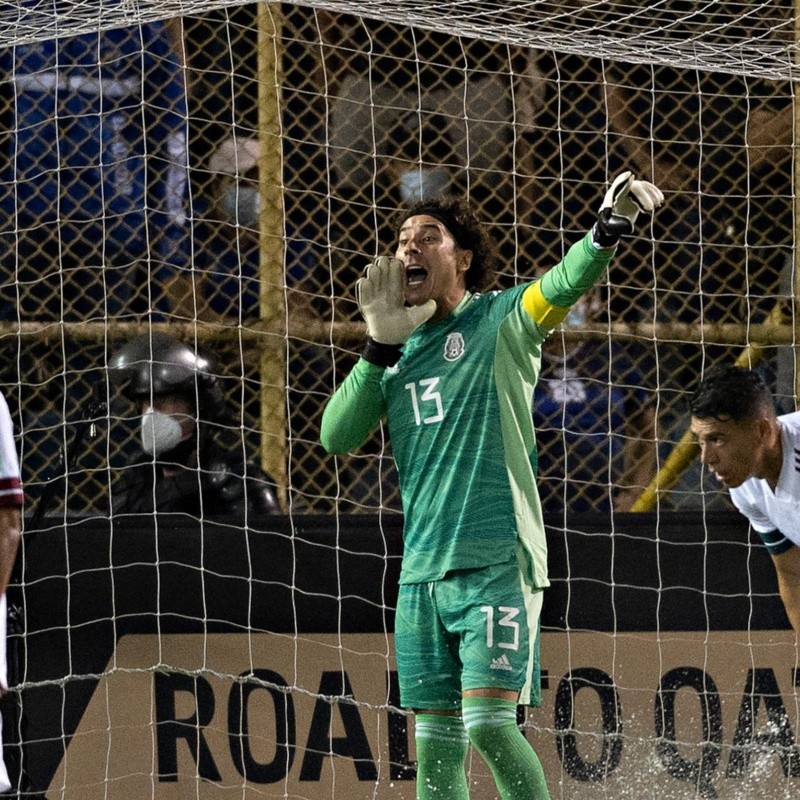 Aficionados de El Salvador intentan agredir a Memo Ochoa