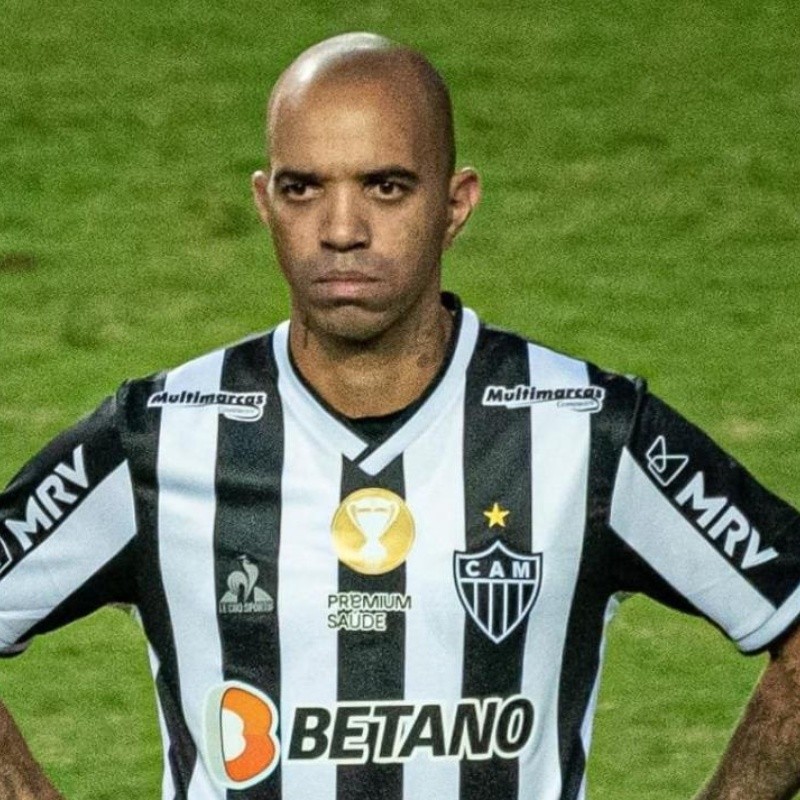 Diego Tardelli pede licença a torcida do Santos para agradecer torcida do Galo