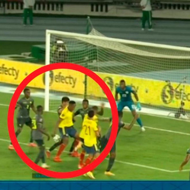 La mano que vio el VAR y que anuló agónico gol de Mina ante Ecuador