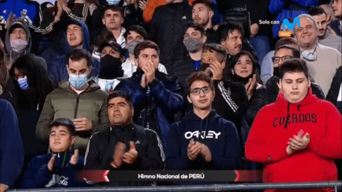 Hinchas argentinos respetan el himno nacional peruano con emotivo baño de aplausos