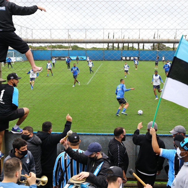 Grêmio finaliza preparação para jogo contra o Juventude com presença de torcedores no CT