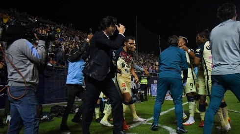Santiago Solari festejó eufórico el gol de Roger Martínez.