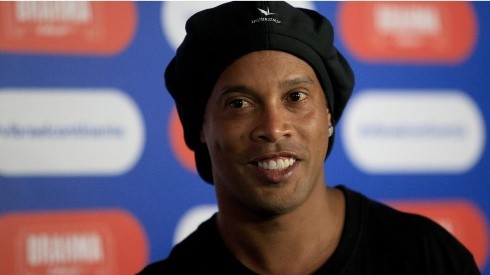 Ronaldinho generó un nuevo conflicto entre Barcelona y PSG.