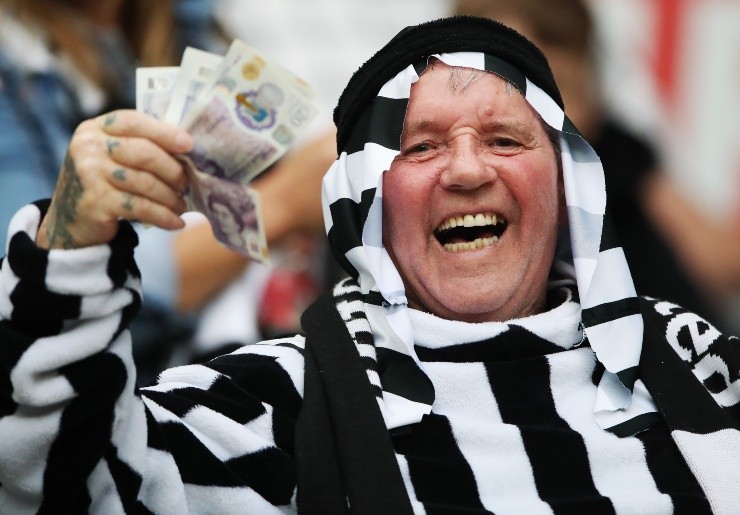 Los fanáticos del Newcastle están contentos con la salida de Mike Ashley (Getty Images)