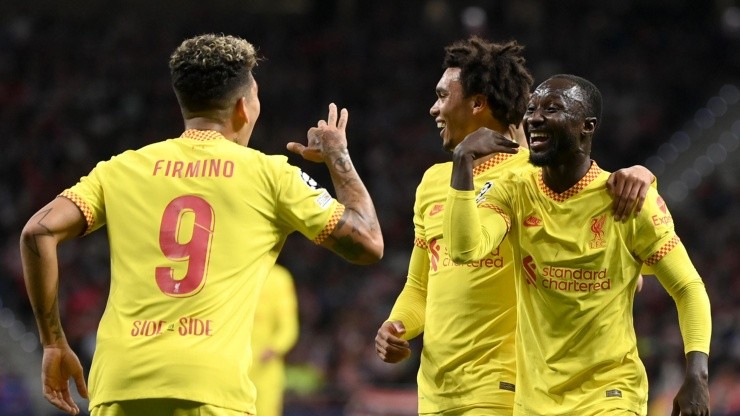 Naby Keita celebrando su golazo con Roberto Firmino.