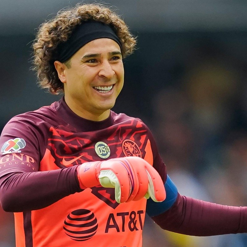 Memo Ochoa practica con sus hijos ‘El Juego del Calamar’ vestido de Batman