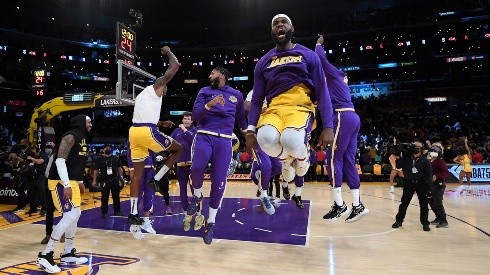 Jogadores do Lakers se aquecem no Staples Center (Getty images)