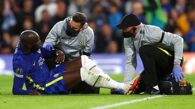 Romelu Lukaku se fue lesionado en la primera mitad.