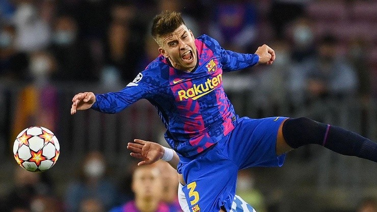 Piqué en acción de juego con Barcelona.