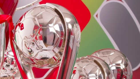 El trofeo de la Liga MX y espera dueño.