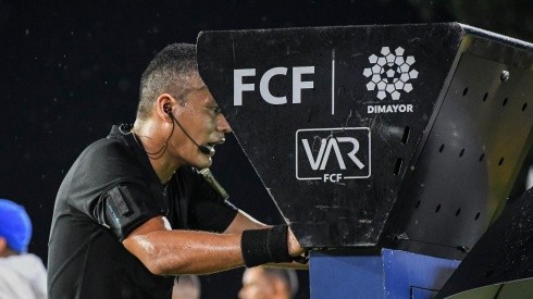 Por orden de FIFA, no se deberían revelar las conversaciones del VAR durante o después de un partido.