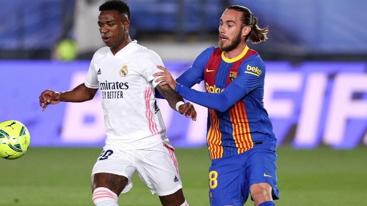 Vinicius Júnior y Óscar Mingueza, integrantes del clásico entre Real Madrid y Barcelona (Foto: Getty Images).