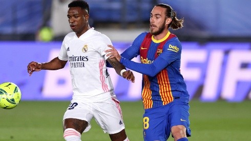 Vinicius Júnior y Óscar Mingueza, integrantes del clásico entre Real Madrid y Barcelona (Foto: Getty Images).