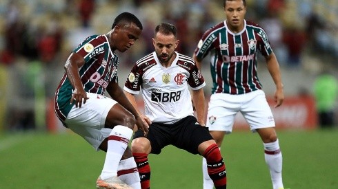 Acción de juego entre Fluminense y Flamengo.