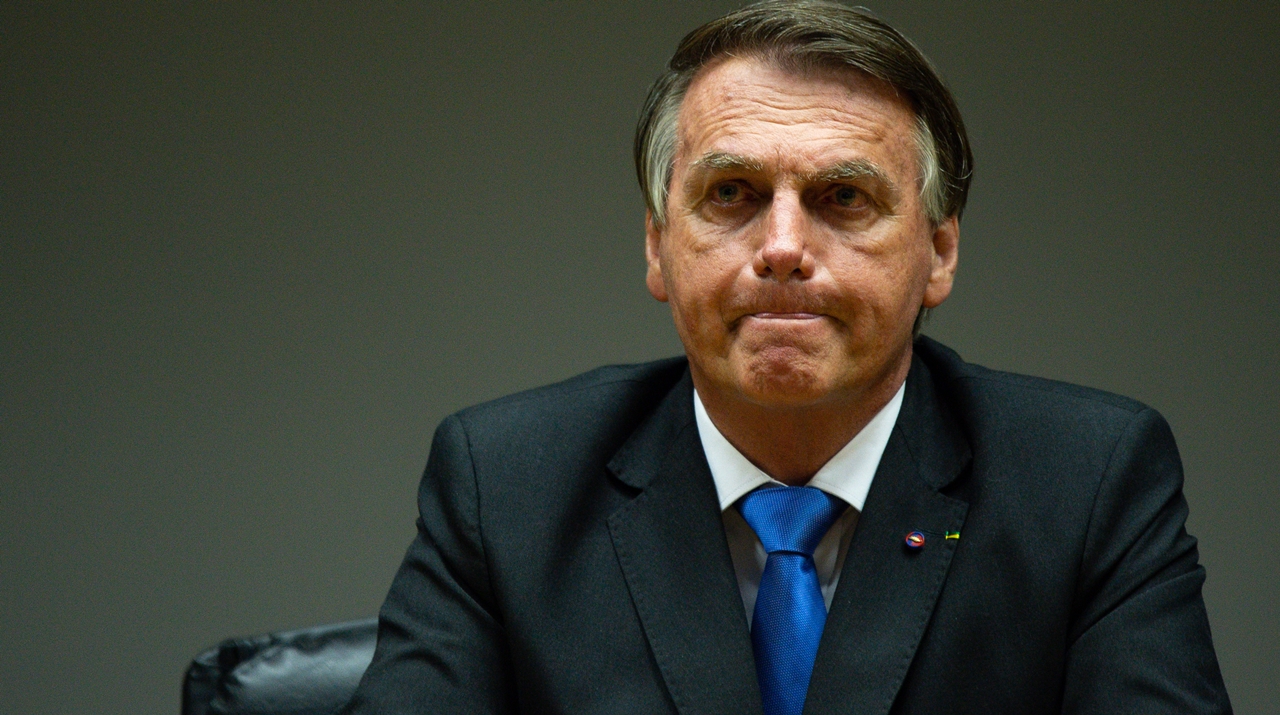 Bolsonaro compartilhou notícia falsa sobre relação da vacina da Covid-19 com a Aids
