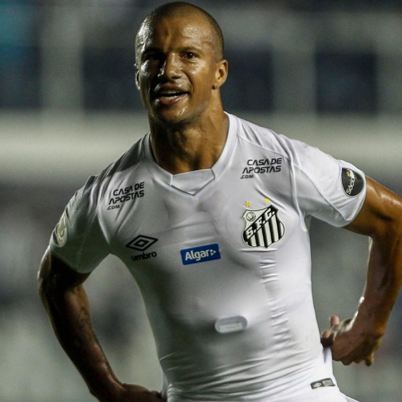 Ex-jogadores do Santos reagem a post relacionado ao Peixe e agitam torcedores