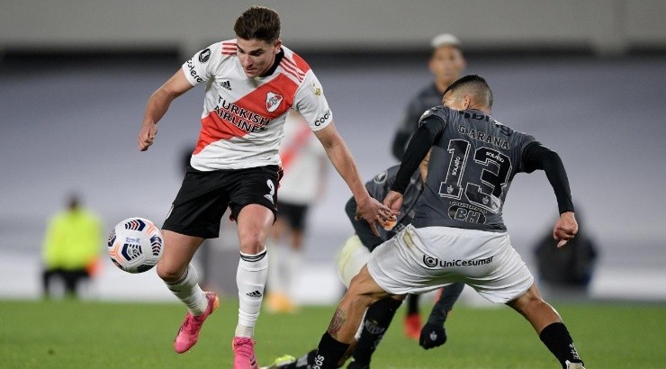 Julián Álvarez of River Plate fights for the ball with Guilherme Arana of Atletico MG (Photo by Juan Mabromata-Pool/Getty Images)
