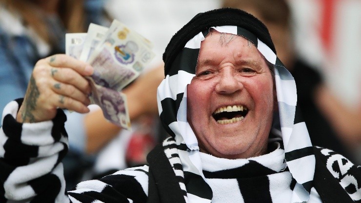 Hincha de Newcastle en el partido ante Tottenham.