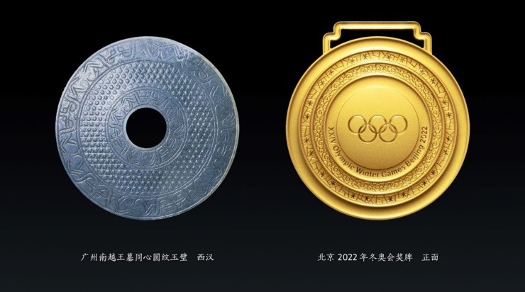 Colgante de jade (izda.) descubierto durante la dinastía Han.