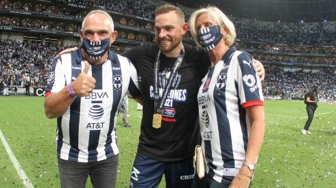 Vincent Janssen acompañado por sus padres tras la final de la Concachampions.
