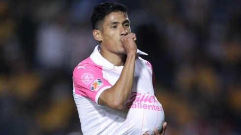 Uriel Antuna marca el gol de Chivas frente a Tigres
